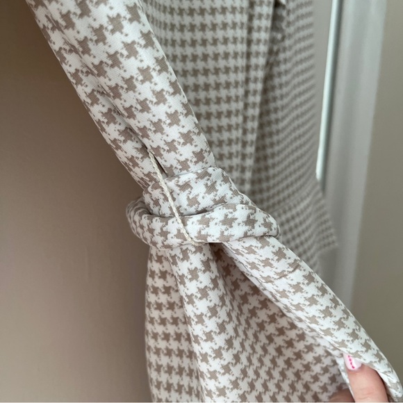 H&M Herringbone Print Shift Dress with Optional Tie Waist - Picture 4 of 12